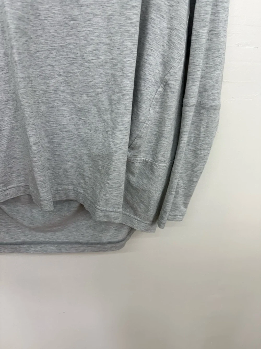 lululemon athletica Light Gray Long Sleeve V-Neck Tee R13